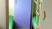Kinderzimmer mit Einzelbett und Stockbett